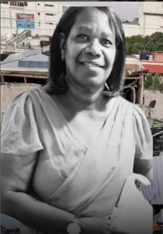 Mujer sosteniendo paloma blanca, fondo urbano.