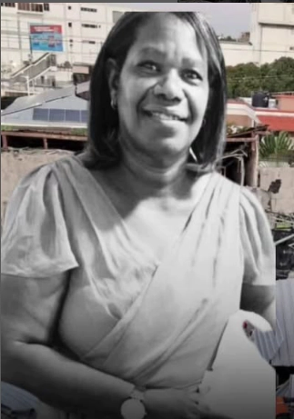 Mujer sosteniendo paloma blanca, fondo urbano.