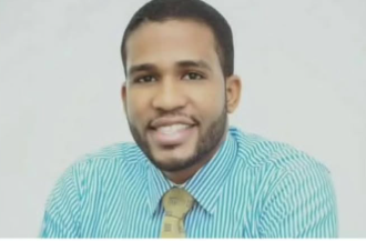 Hombre sonriendo con camisa y corbata