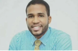 Hombre sonriendo con camisa y corbata