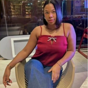 Persona sentada en silla moderna interior iluminado