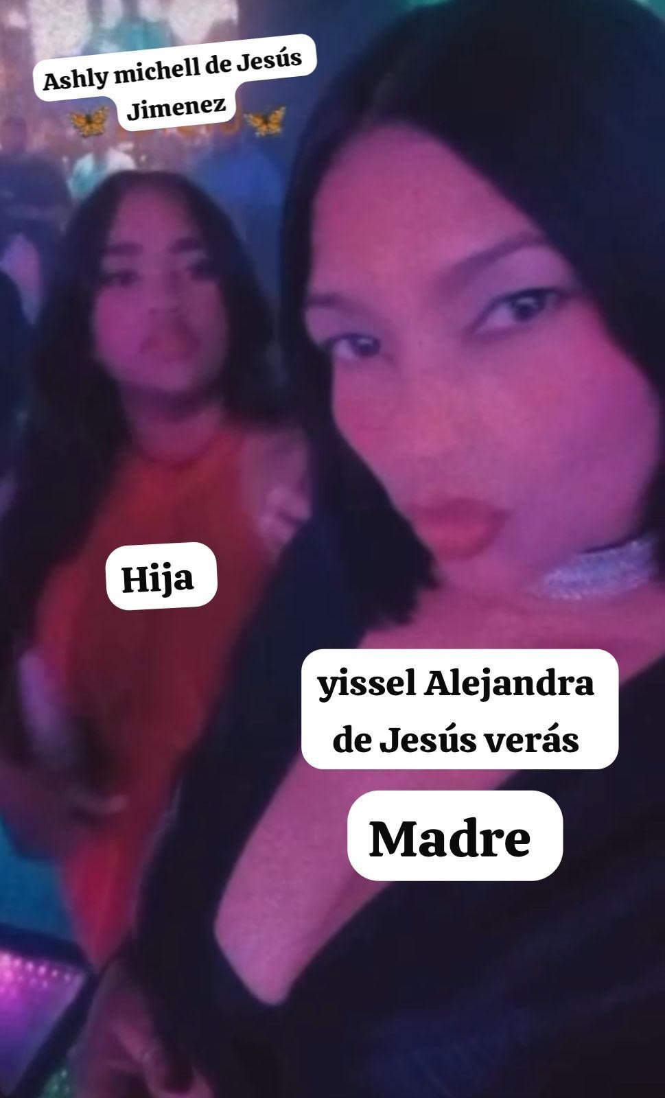 Dos mujeres en un evento nocturno.