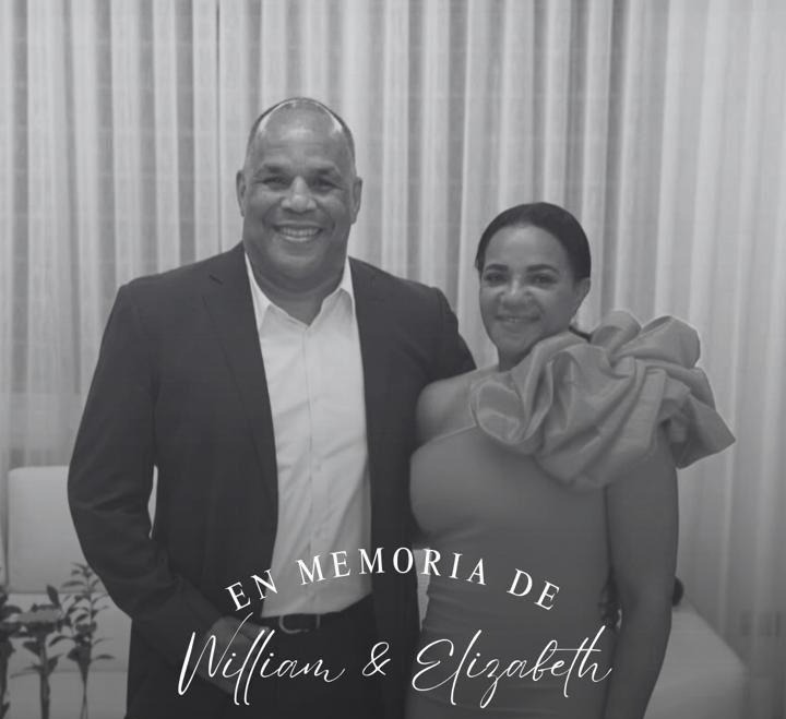 Pareja sonriente con mensaje conmemorativo