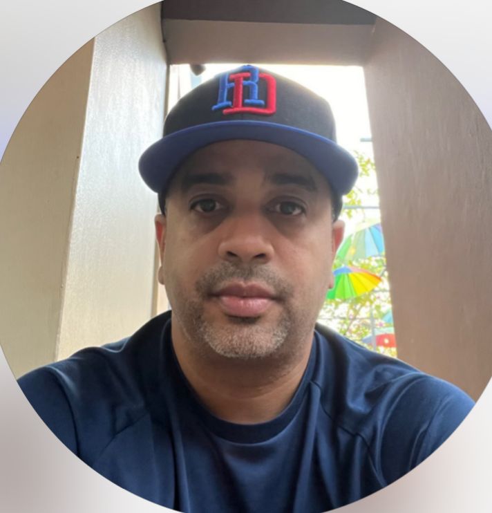 Persona con gorra en espacio al aire libre.