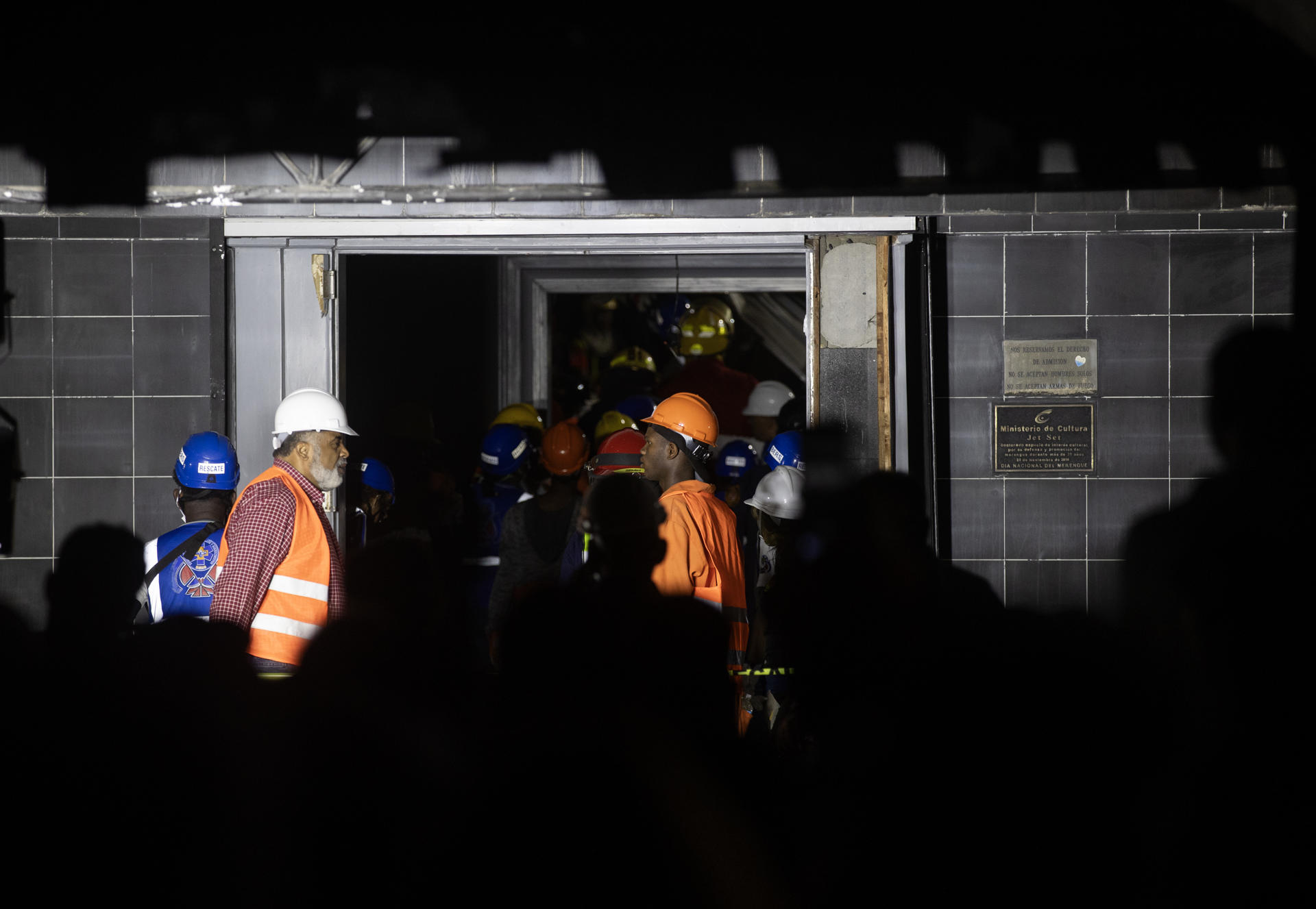 Trabajadores con cascos en construcción subterránea
