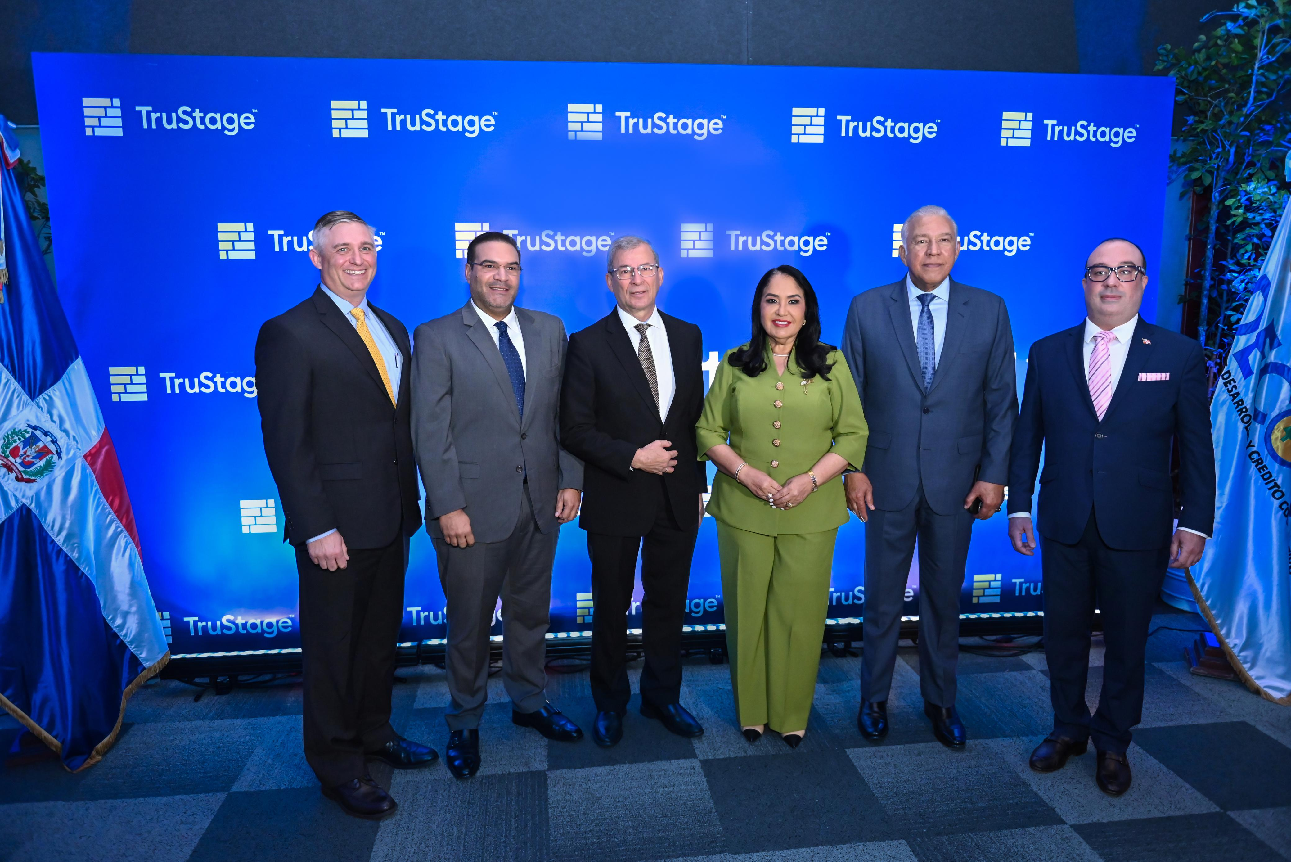 Grupo de personas en evento de TruStage