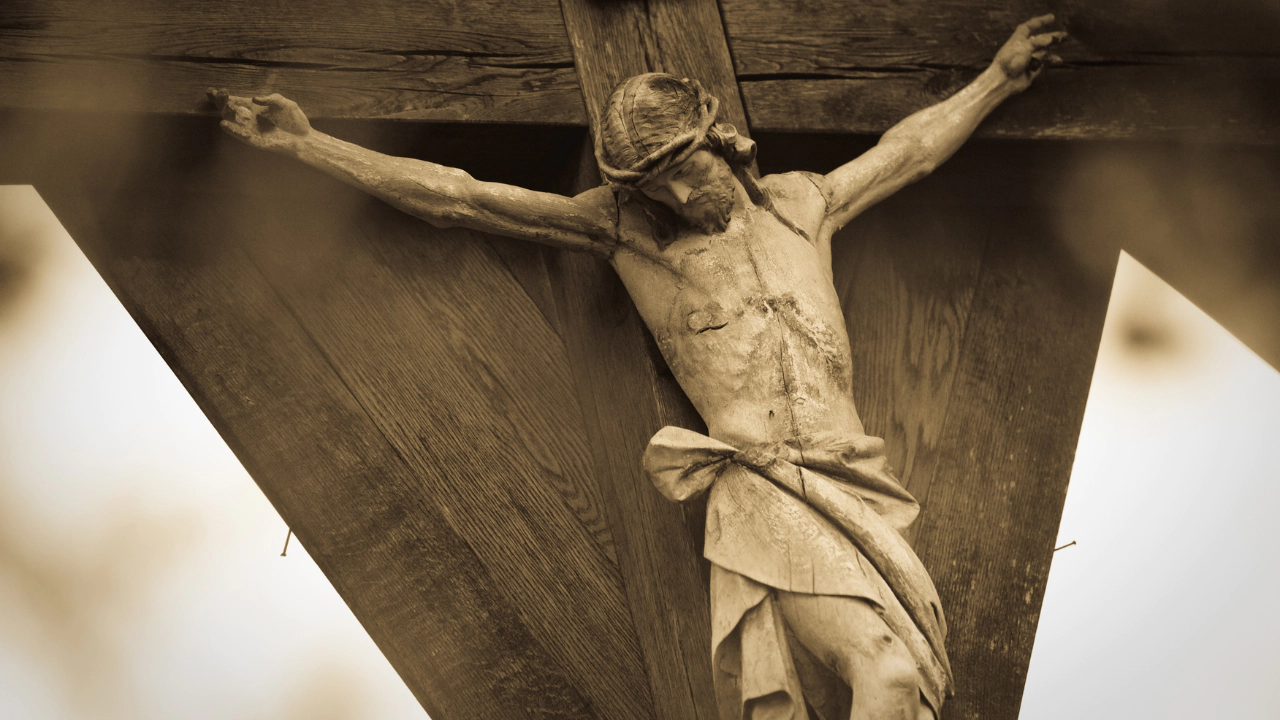 Escultura de Cristo crucificado en madera