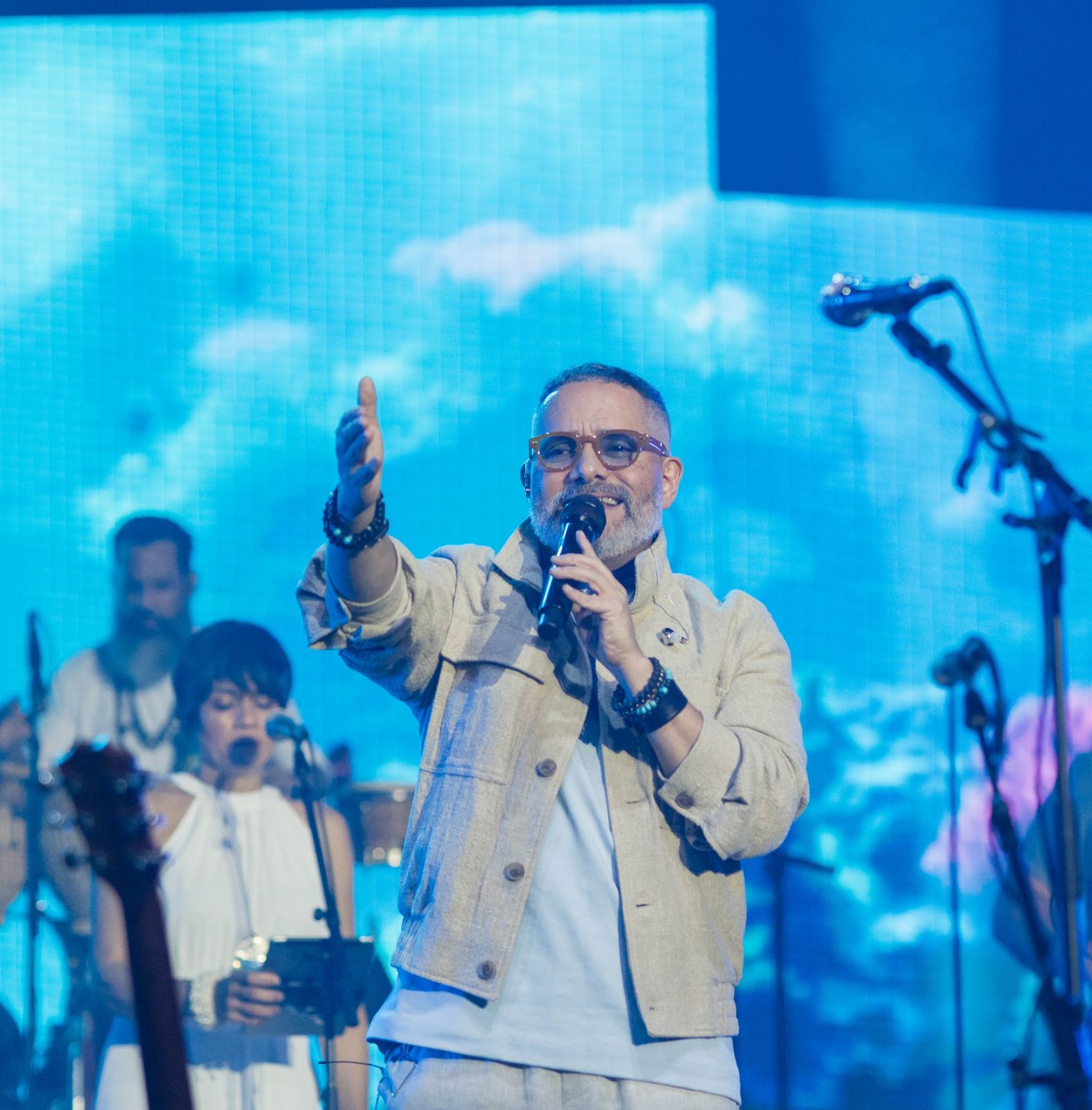 Concierto en vivo con cantante principal y músicos.