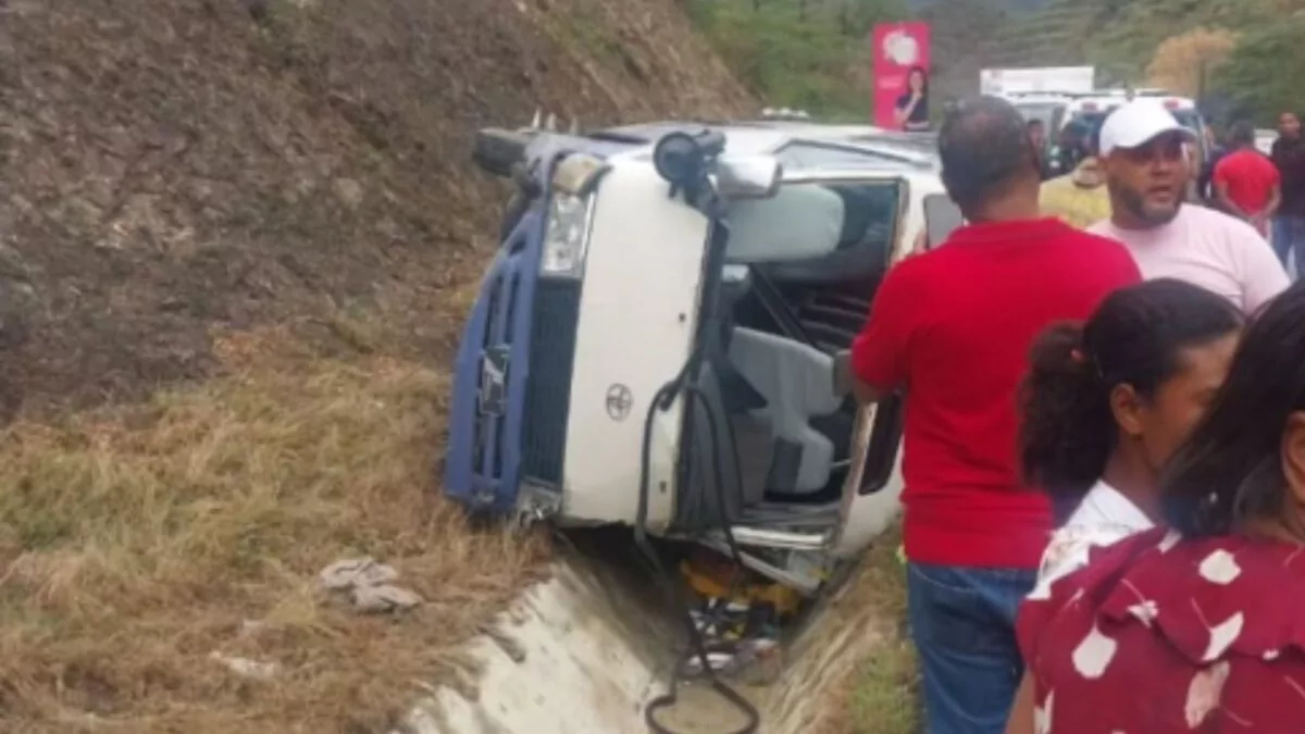 Aparatoso accidente en la carretera Azua-Baní deja varios heridos