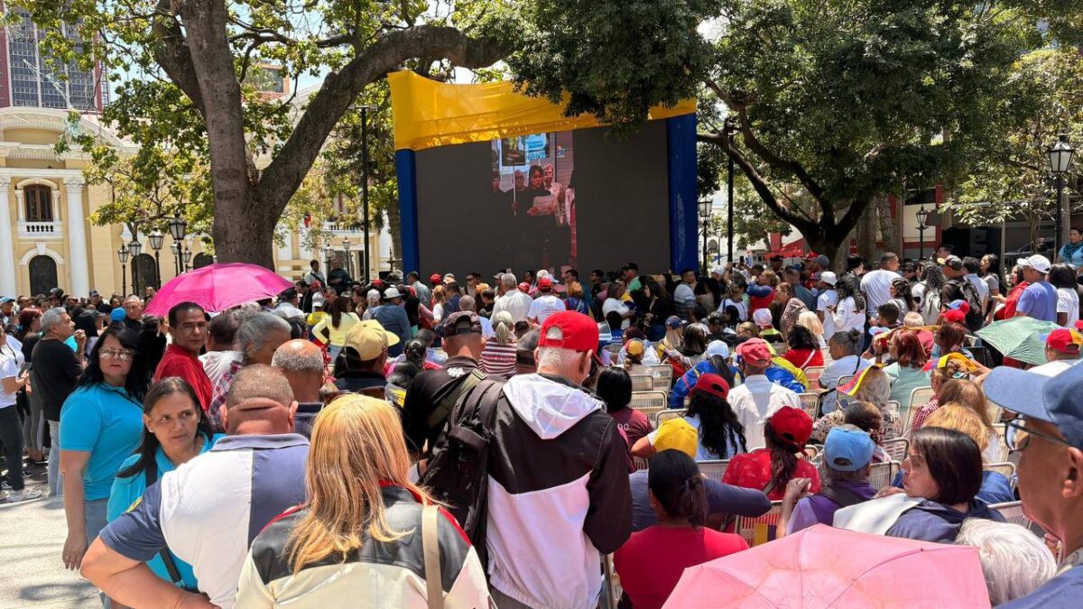 Chavistas expresan frustración por el avance del caso contra Maduro y Flores en EEUU  #NoticiasSIN

Detalles en:  

Visítenos en nuestro periódico