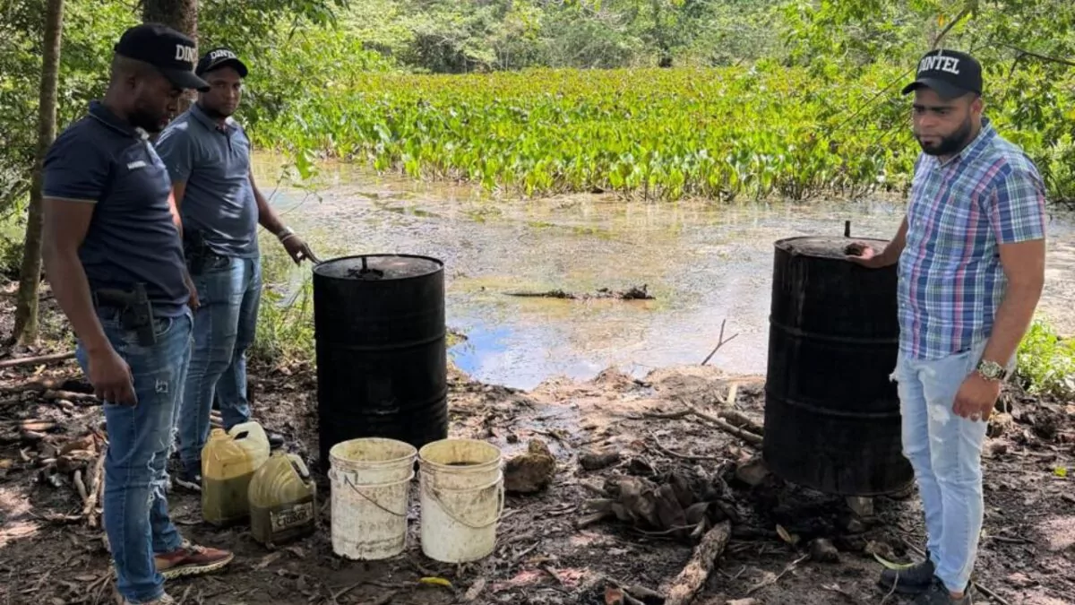 Desmantelan laboratorio clandestino de bebidas alcohólicas adulteradas en Monte Plata