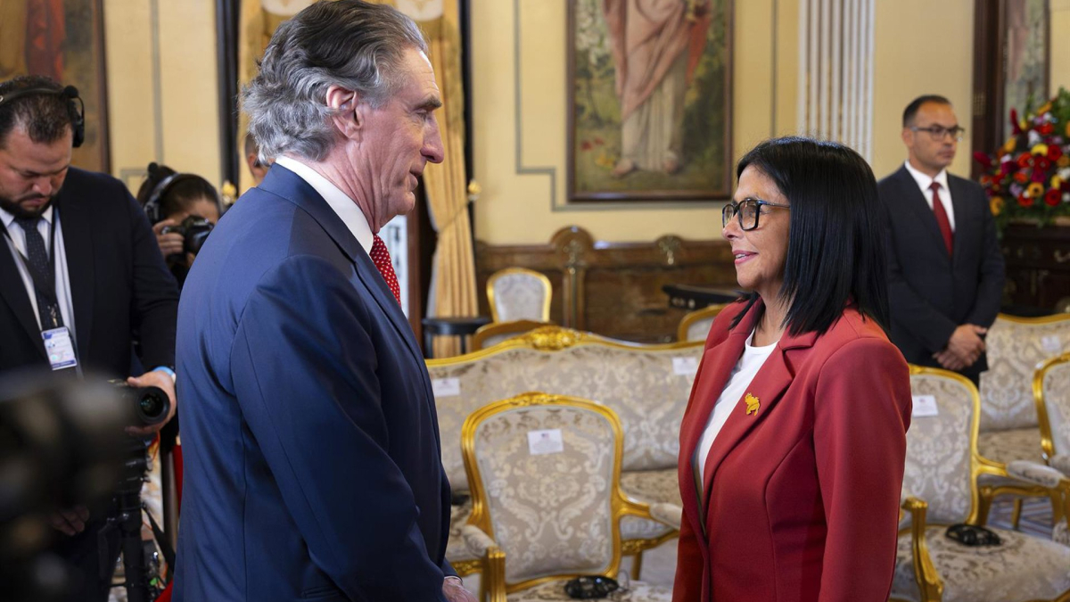 EEUU trasladó 100 millones de dólares en oro desde Venezuela, según secretario de Interior #NoticiasSIN 

Amplíe detalles aquí: