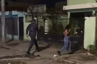 ¡Indignante! Coronel arrastra a joven por el cabello en plena calle