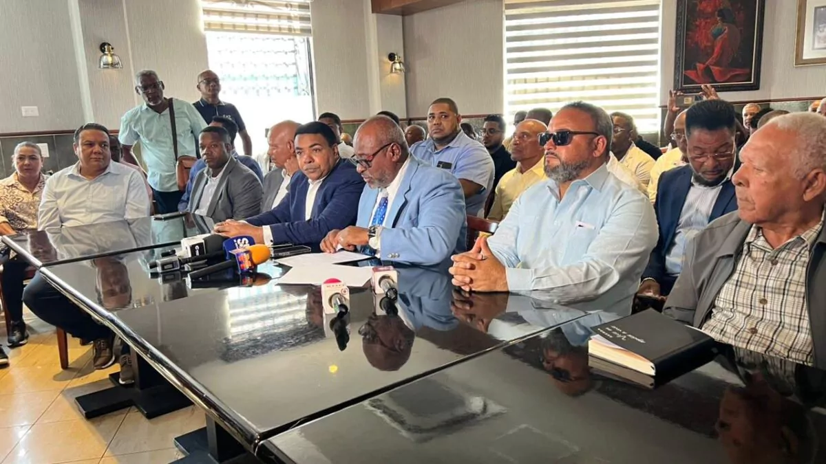 Organizaciones del transporte aseguran que no subirán pasajes pese a crisis en Medio Oriente