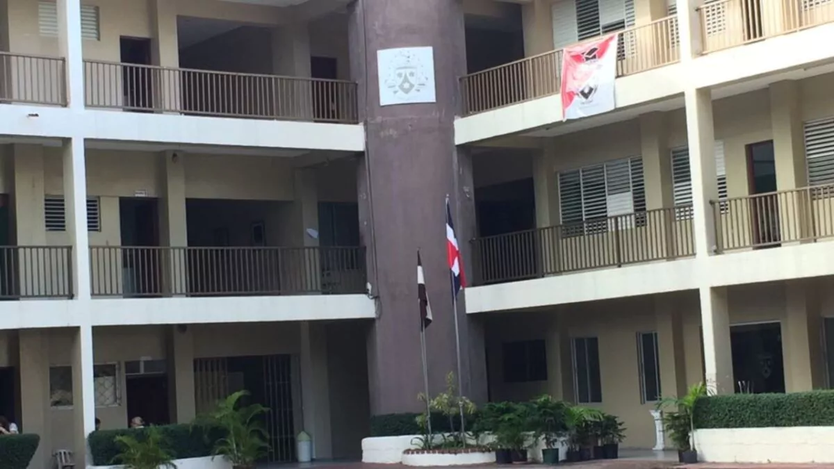 Adolescente resulta herido tras caer desde tercer piso en colegio del Distrito Nacional