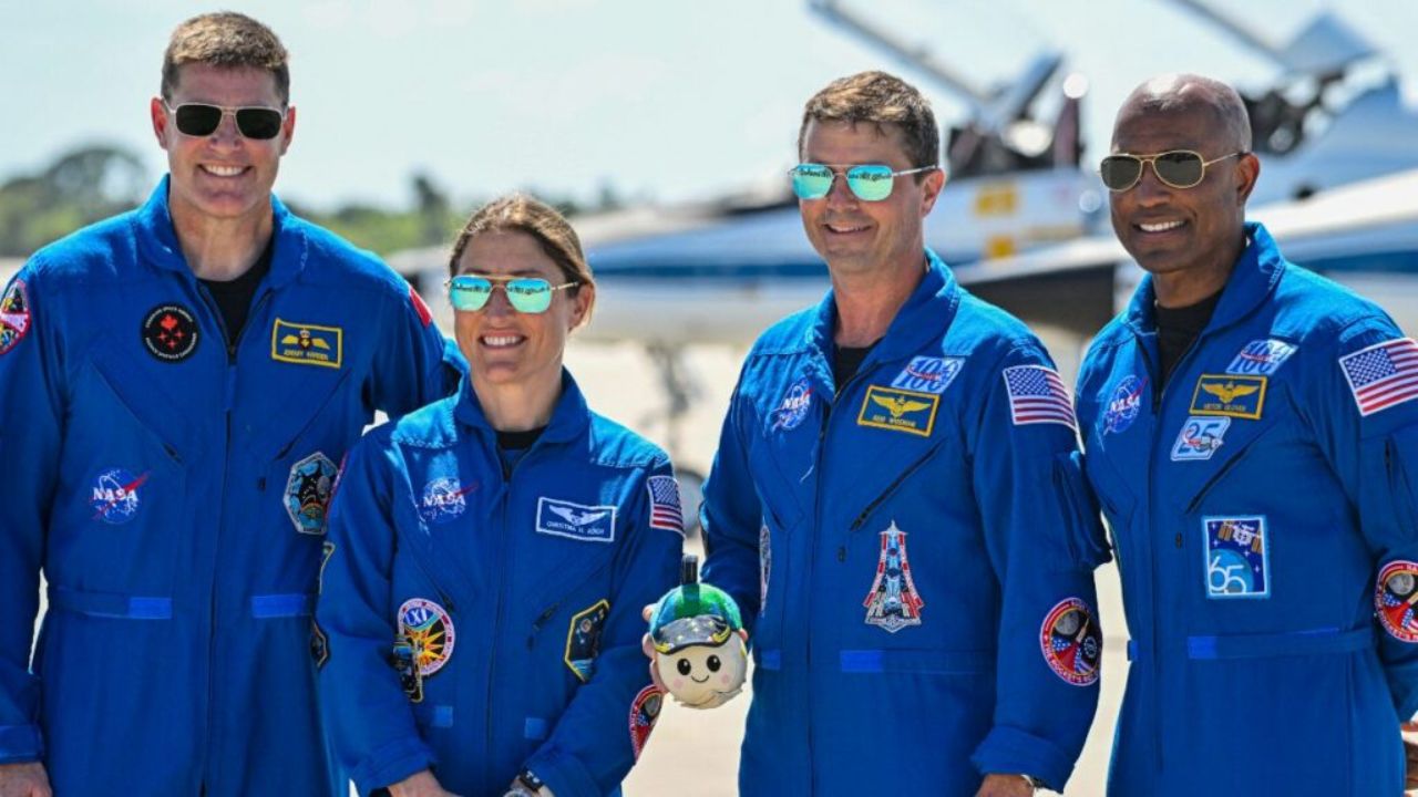 artemis ii abandona la orbita terrestre e inicia su camino a la luna 20260403 115542 sSWe