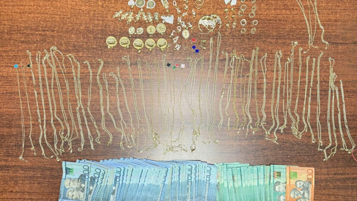 Autoridades recuperan más de RD$200 mil y prendas de oro robadas en joyería de Santiago. #NoticiasSIN

Detalles en: