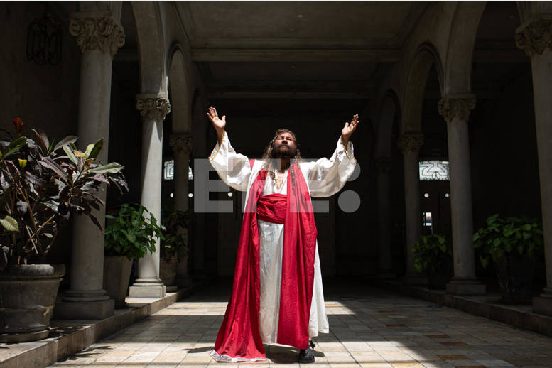 El ‘Cristo Cholo’ recorre las calles de Lima cargando la cruz para pedir paz en el mundo