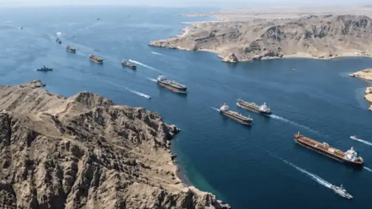 Trump afirma que Ormuz está abierto y plantea asociarse con Irán para extraer uranio