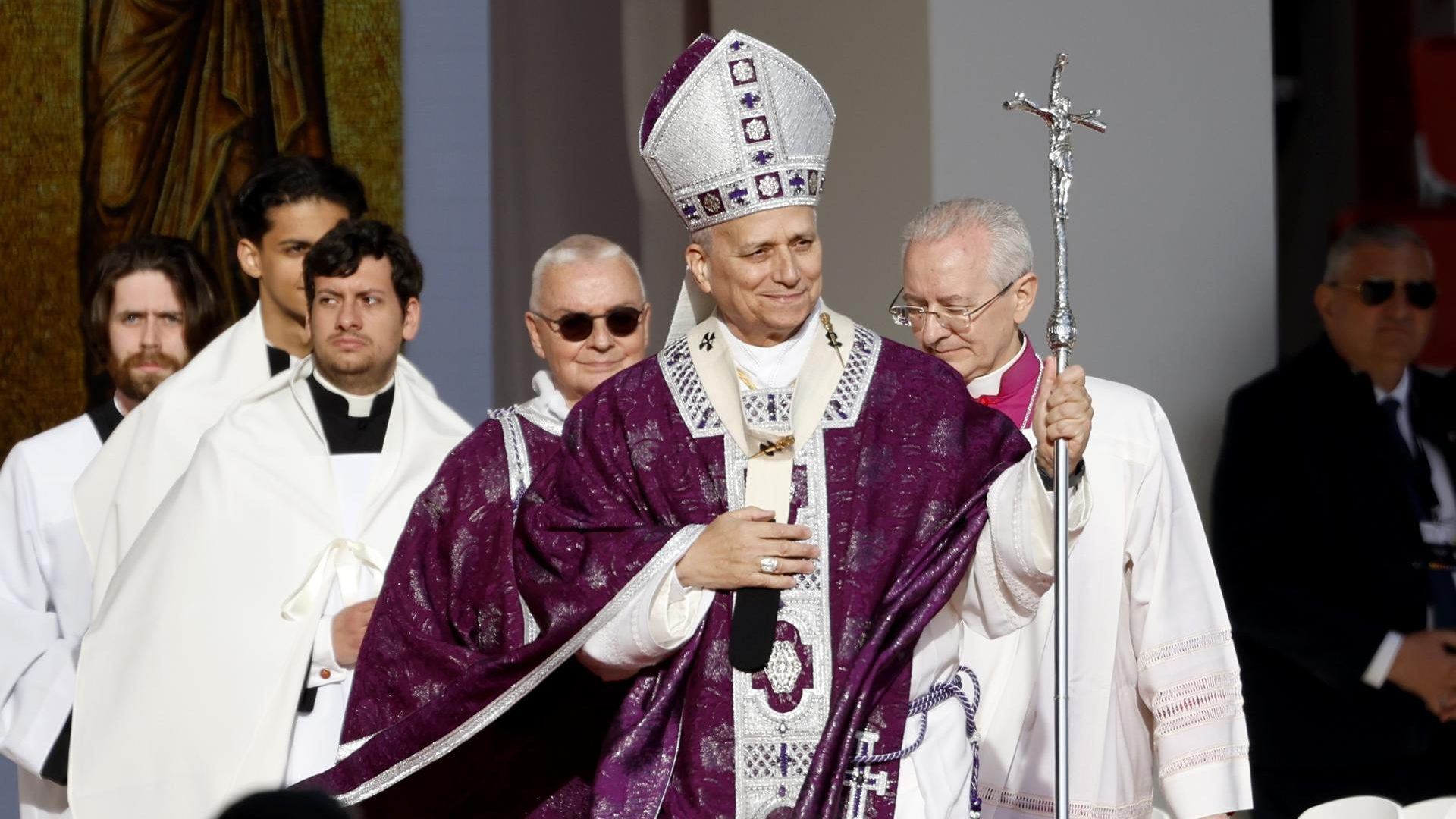 León XIV recupera la tradición de portar la cruz en multitudinario viacrucis en el Coliseo