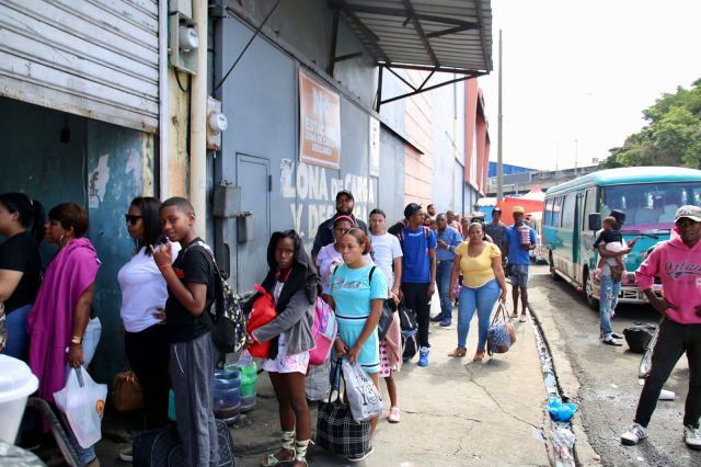 Paradas de autobuses abarrotadas pese a lluvias en Jueves Santo