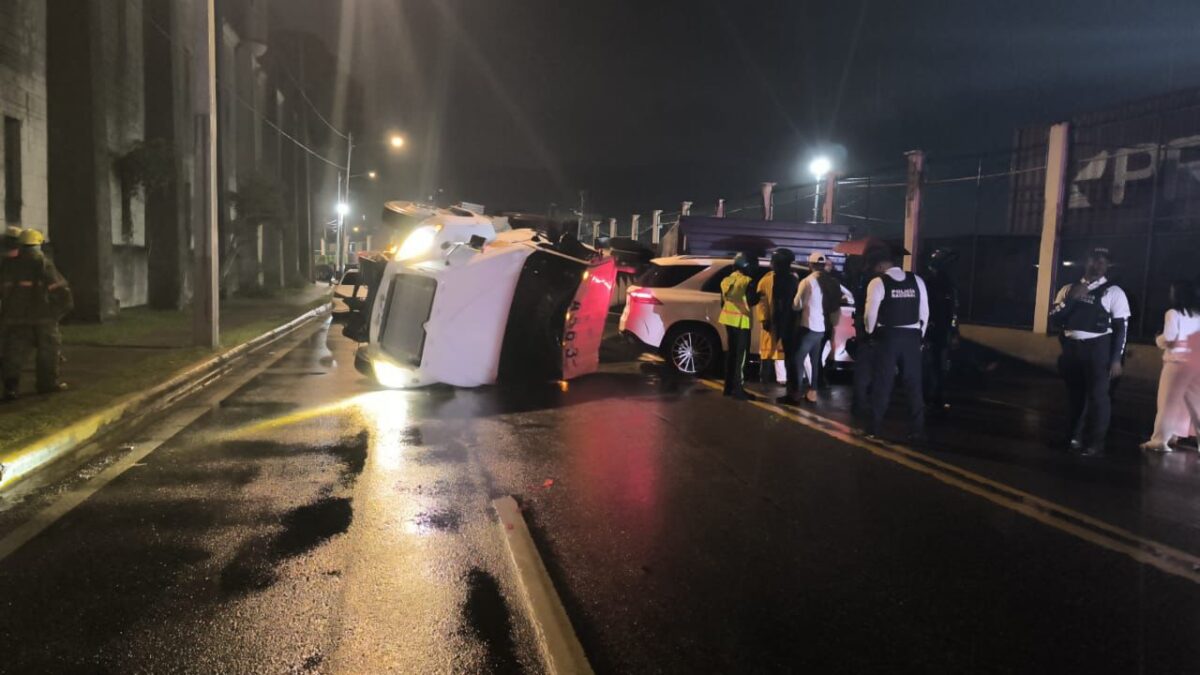 Patana se vuelca en la avenida George Washington, DN. #NoticiasSIN 

Detalles en