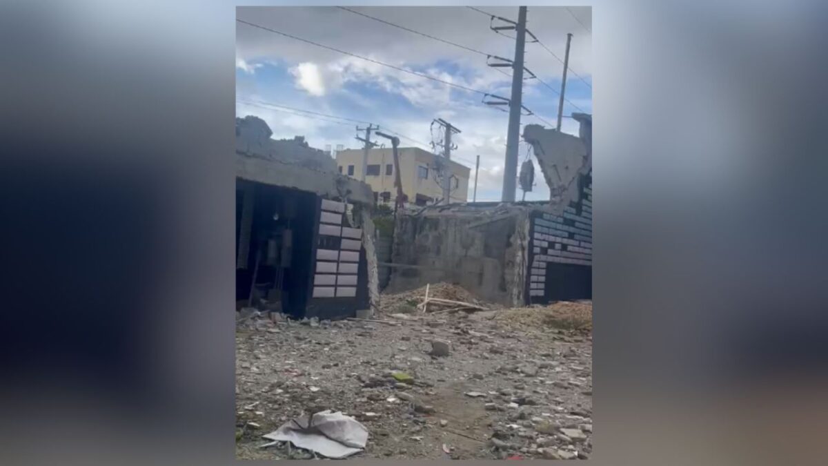 Patricia Ovalles, sobreviviente de la tragedia entra al Jet Set y grita “DESGRACIADO” #NoticiasSIN #JetSet

Detalles en: