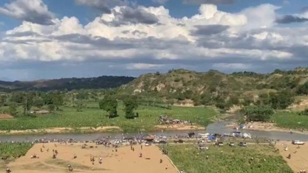 Tiroteo en Haití deja al menos cuatro muertos y desata pánico en zona fronteriza. #NoticiasSIN #Muertos #Pánico   

Más detalles aquí: