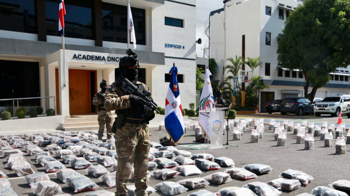 Interceptan dos narcolanchas con 1,295 paquetes de presunta droga; cuatro personas fueron arrestadas

#NoticiasSIN 

Amplíe detalles aquí: