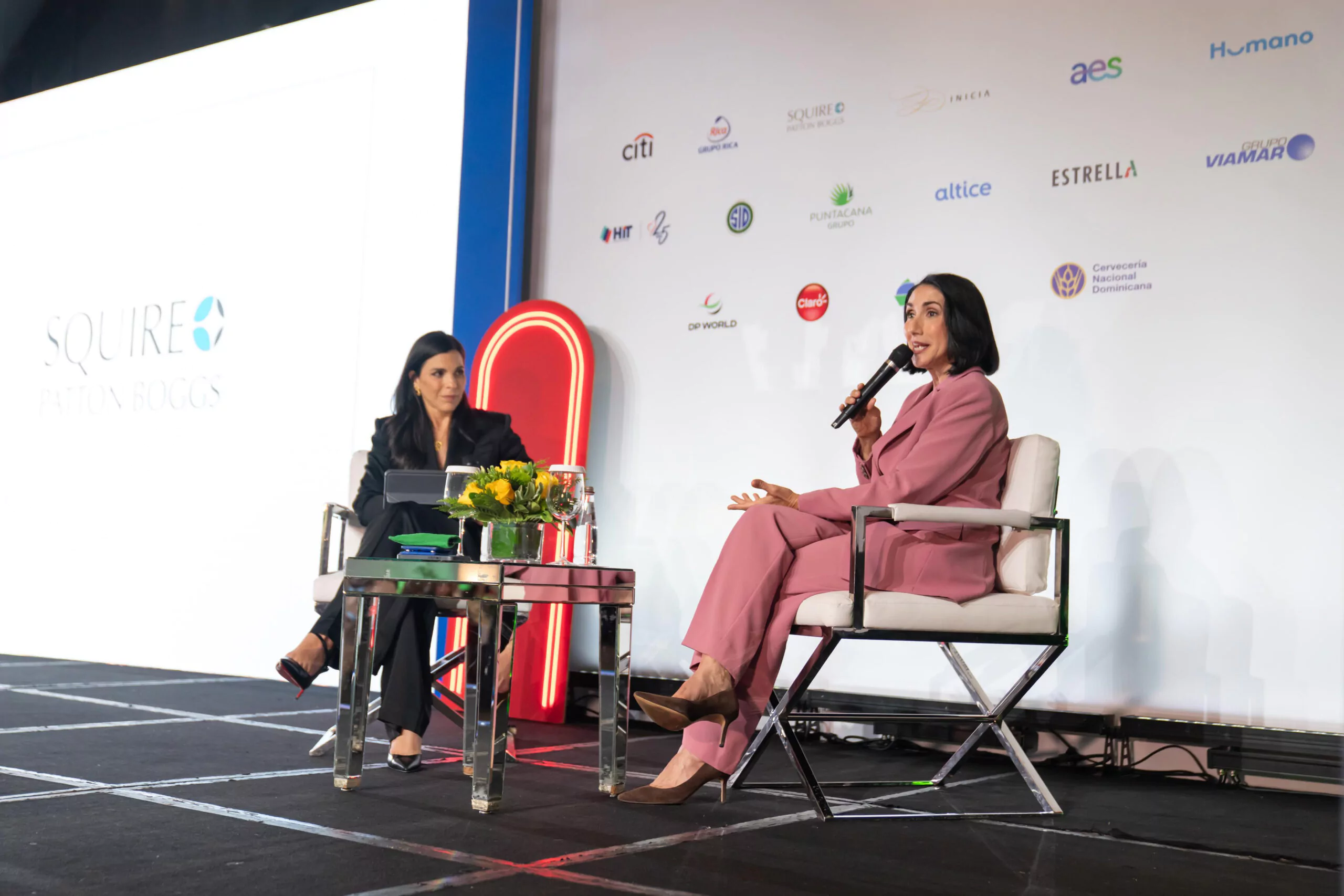 Raquel Arbaje destaca alianzas público-privadas como motor del desarrollo sostenible en almuerzo de AMCHAMDR