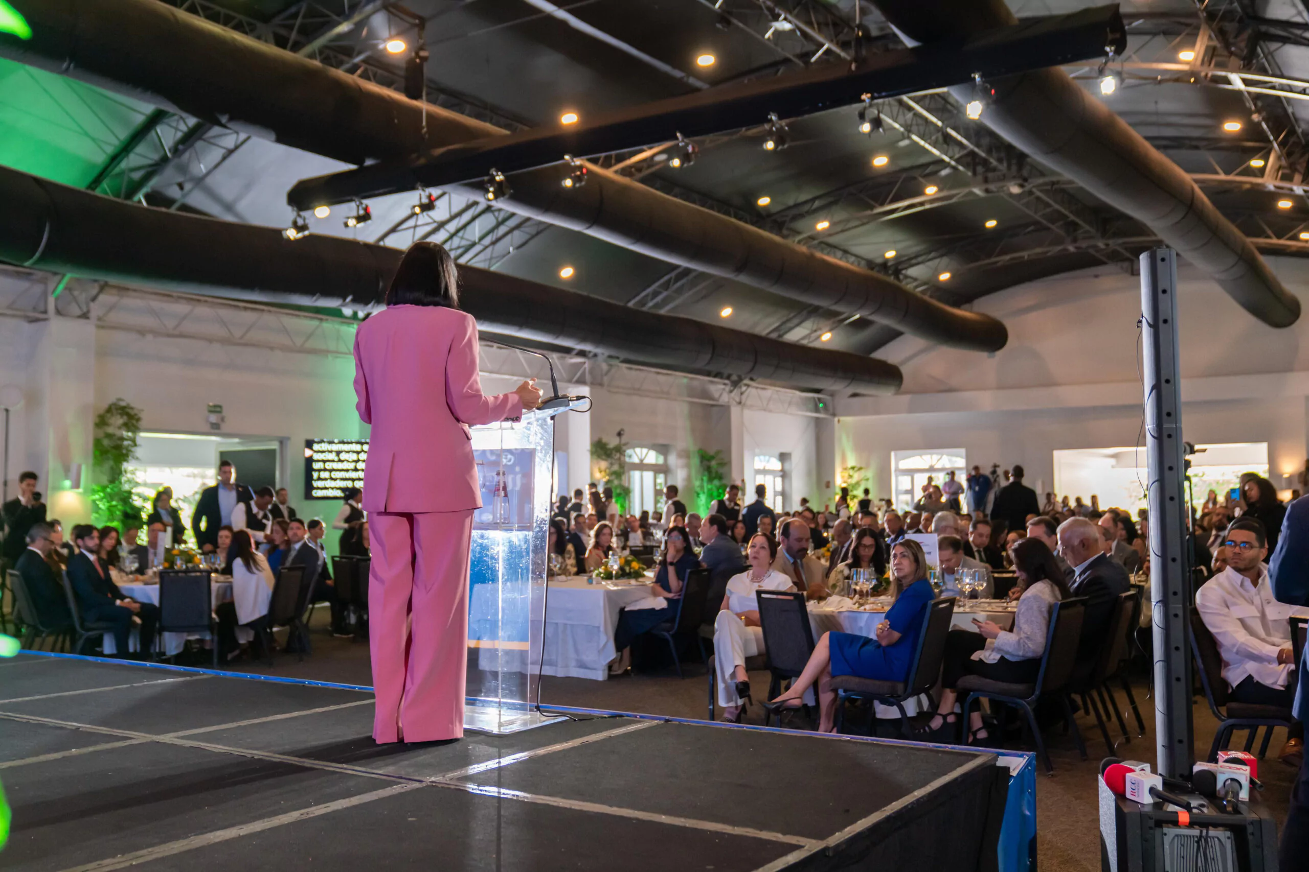 Raquel Arbaje destaca alianzas público-privadas como motor del desarrollo sostenible en almuerzo de AMCHAMDR