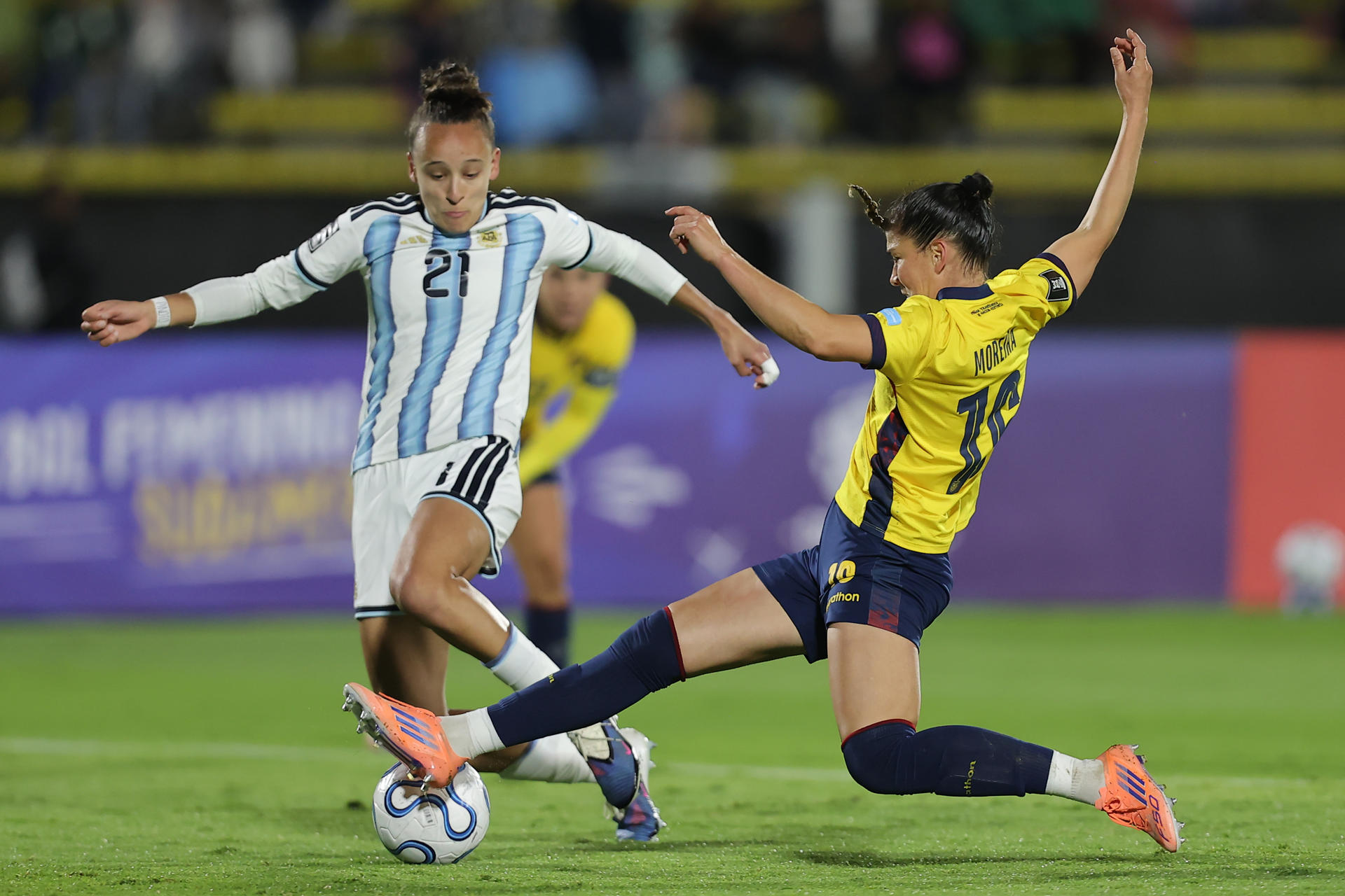 Jugadora de Argentina disputa el balón ante Ecuador en la Liga de Naciones femenina rumbo al Mundial 2027