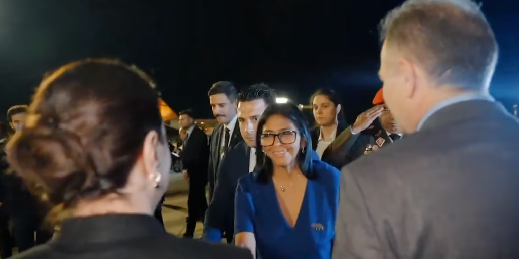 Delcy Rodríguez saluda a funcionarios a su llegada nocturna a Venezuela tras su gira por India y Turquía