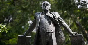 Monumento a Miguel Ángel Asturias en Guatemala, durante anuncio de repatriación de sus restos desde Francia
