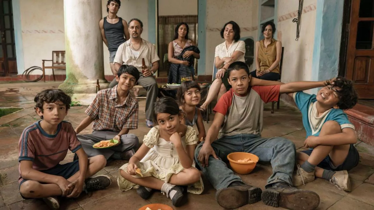 Niños y adultos en un patio, escena de No tengo miedo, serie de Netflix ambientada en Veracruz en 1986