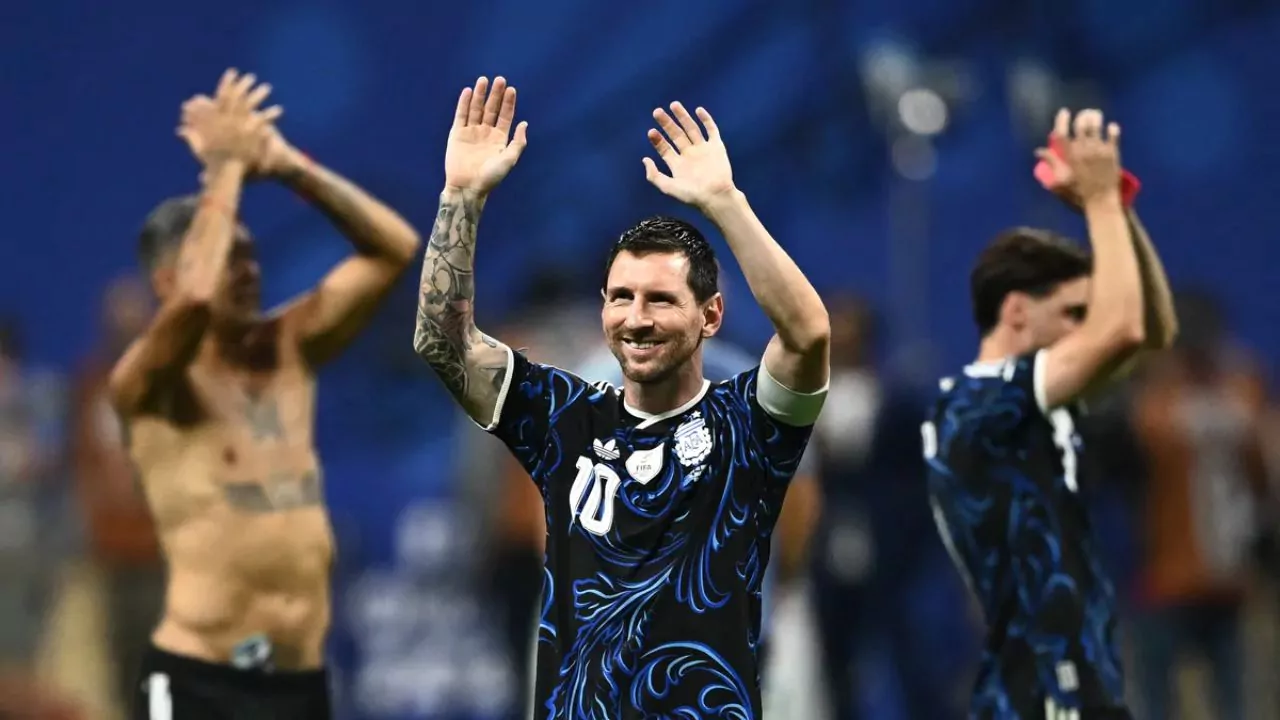 Lionel Messi saluda con Argentina antes del duelo generacional con Lamine Yamal