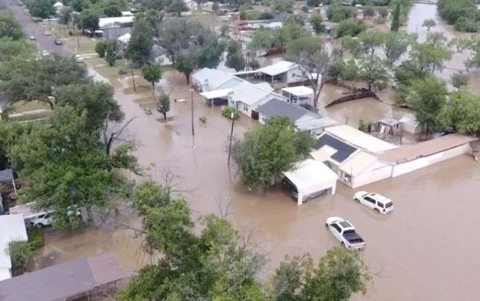 Barrio inundado en Texas con viviendas y vehículos rodeados de agua tras lluvias repentinas