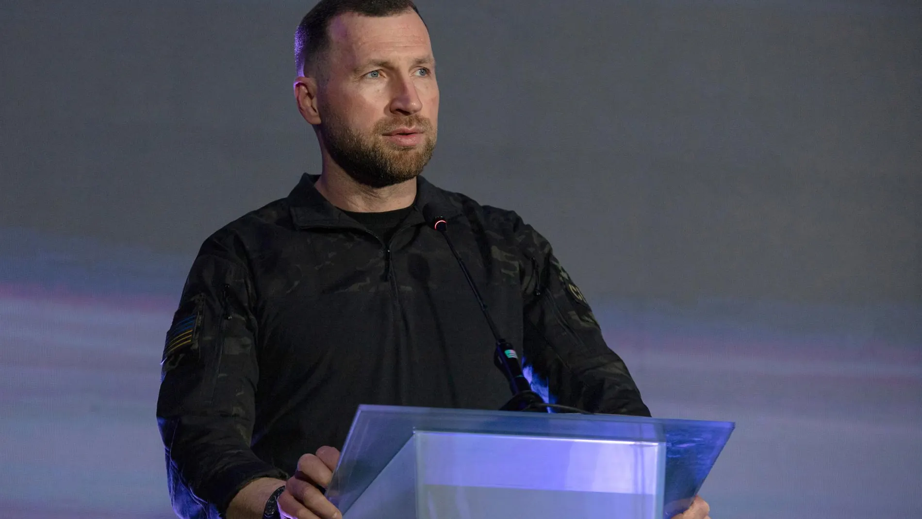 Yevgueni Jmara habla en un podio tras ser designado por Zelenski como ministro de Defensa de Ucrania